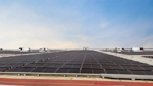 ep archivo   amazon ha instalado en su centro de dos hermanas 13300 paneles solares