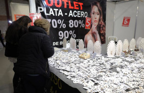 ep archivo   anillos y pendientes de bisuteria y plata en una feria de stock