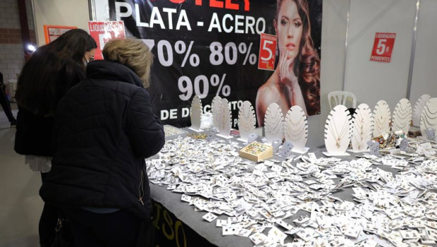 ep archivo   anillos y pendientes de bisuteria y plata en una feria de stock