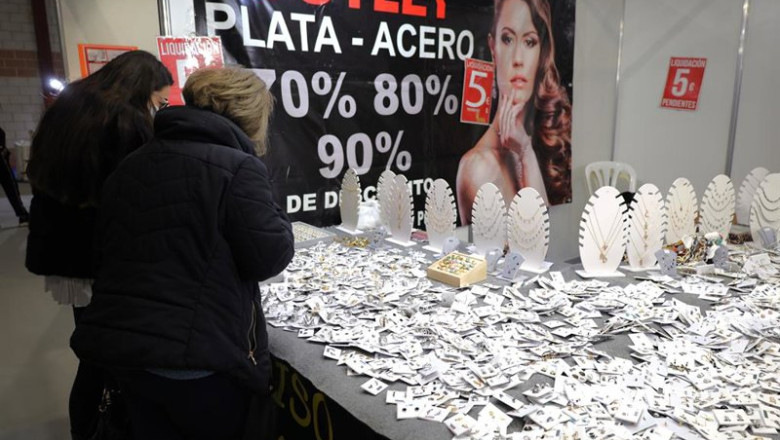 ep archivo anillos y pendientes de bisuteria y plata en una feria de stock ep archivo anillos y pendientes de bisuteria y plata en una feria de stock