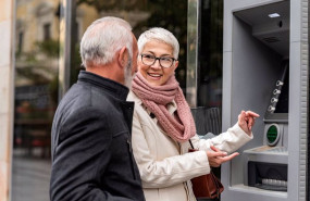 ep archivo   casi la mitad de los mayores insatisfechos con la atencion que reciben de los bancos