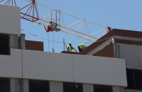 ep archivo   dos obreros trabajan en la construccion de un edificio en madrid espana a 6 de julio de