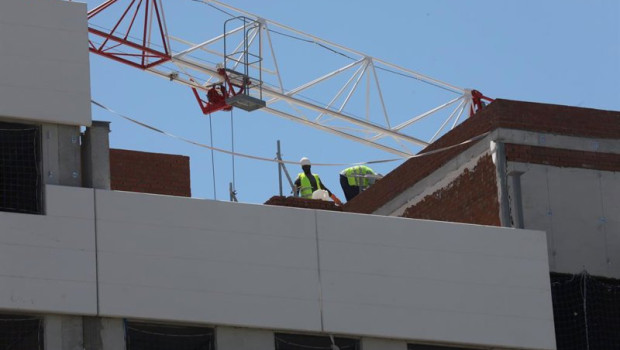 ep archivo   dos obreros trabajan en la construccion de un edificio en madrid espana a 6 de julio de