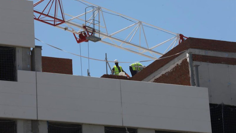 ep archivo   dos obreros trabajan en la construccion de un edificio en madrid espana a 6 de julio de