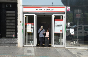 ep archivo   dos personas saliendo de una oficina de empleo