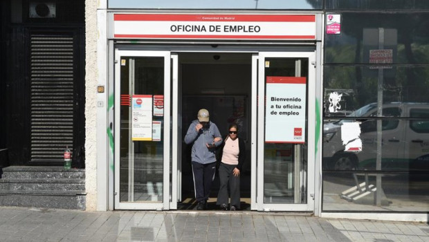 ep archivo   dos personas saliendo de una oficina de empleo