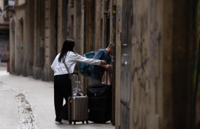 ep archivo   dos turistas con maletas en el centro de barcelona en una imagen de archivo