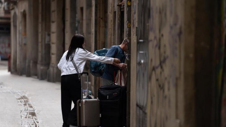 ep archivo dos turistas con maletas en el centro de barcelona en una imagen de archivo ep archivo dos turistas con maletas en el centro de barcelona en una imagen de archivo
