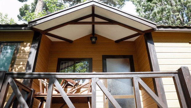 ep archivo entrada a un bungalow del camping internacional de aranjuez ep archivo entrada a un bungalow del camping internacional de aranjuez