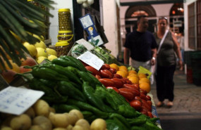 ep archivo   foto recurso de mercado de frutas y verduras en andalucia