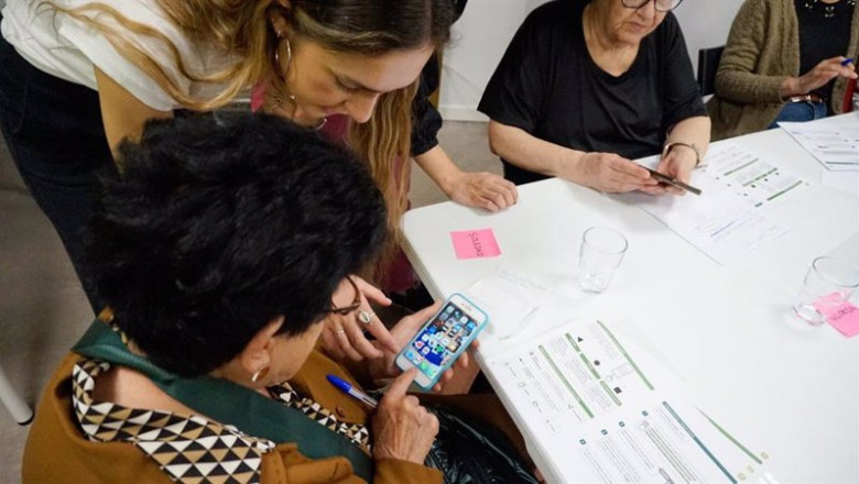ep archivo la aeb pone en marcha tu movil y tu un programa de capacitacion digital para mayores en ep archivo la aeb pone en marcha tu movil y tu un programa de capacitacion digital para mayores en