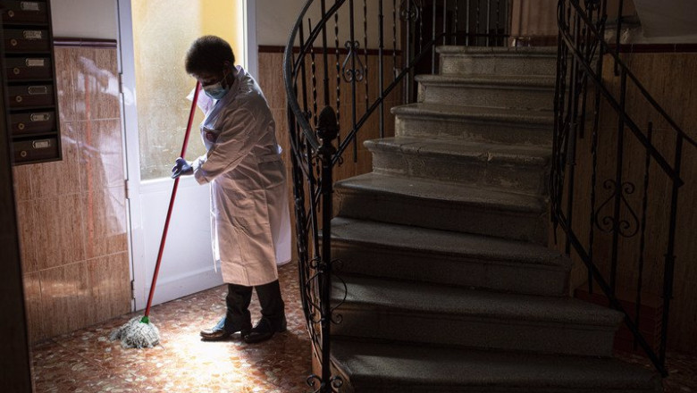 ep archivo la limpiadora amalia caballero ejerciendo su profesion durante la pandemia del covid ep archivo la limpiadora amalia caballero ejerciendo su profesion durante la pandemia del covid