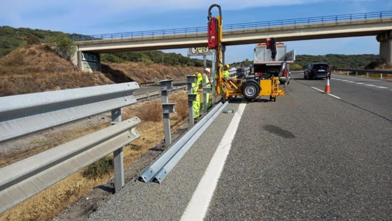 ep archivo   obras de conservacion en una carretera de madrid