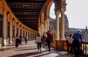 ep archivo   turistas recorriendo y admirando la plaza de espana a 03 de enero del 2023 en sevilla