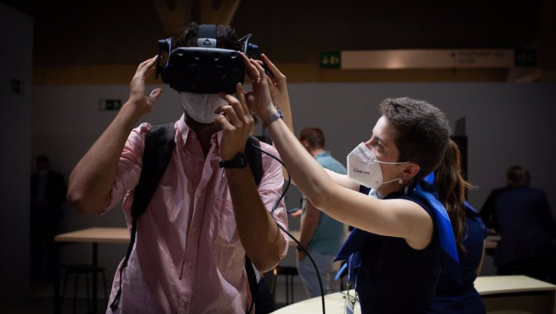 Archivo - Un asistente utiliza unas gafas de realidad virtual en las instalaciones de la segunda jornada de la XIV edición del Mobile World Congress (MWC 2021) en el recinto Gran Via de Fira de Barcelona, a 29 de junio de 2021. | David Zorrakino - Europa Press - Archivo ep archivo un asistente utiliza unas gafas de realidad virtual en las instalaciones de la segunda