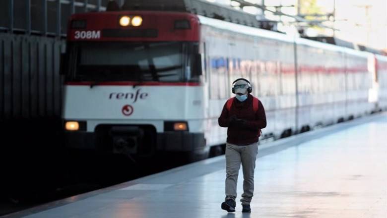 ep archivo - un hombre espera en un anden de la estacion principe pio de cercanias en madrid ep archivo - un hombre espera en un anden de la estacion principe pio de cercanias en madrid