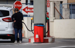 ep archivo   un mujer reposta carburante en una gasolinera