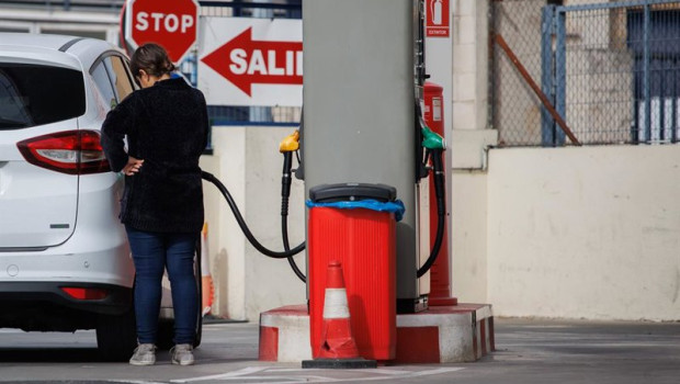 ep archivo   un mujer reposta carburante en una gasolinera