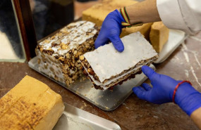 ep archivo   un pastelero muestra un bloque de turron