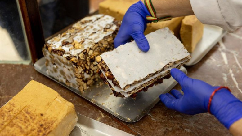 ep archivo un pastelero muestra un bloque de turron ep archivo un pastelero muestra un bloque de turron