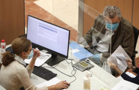 ep archivo   una trabajadora de una oficina de la agencia tributaria en madrid atiende a un