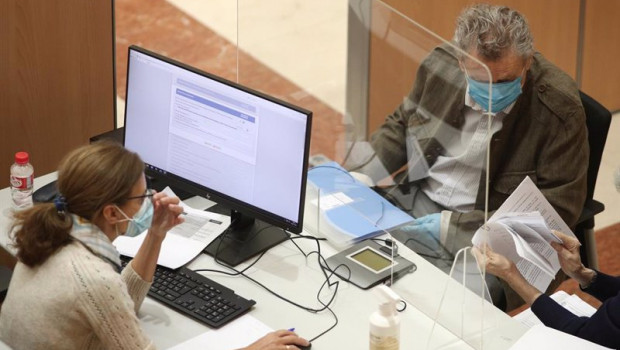 ep archivo   una trabajadora de una oficina de la agencia tributaria en madrid atiende a un