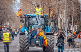 ep archivo   varios agricultores subidos a un tractor durante una nueva jornada de protestas de