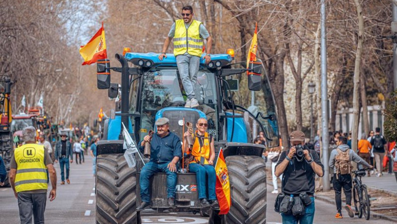 Archivo - Varios agricultores subidos a un tractor durante una nueva jornada de protestas de agricultores y ganaderos, a 17 de marzo de 2024, en Madrid (España). | Gabriel Luengas - Europa Press - Archivo ep archivo varios agricultores subidos a un tractor durante una nueva jornada de protestas de