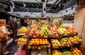 ep archivo   varios clientes hacen la compra en un puesto de fruta en el mercado de san anton en
