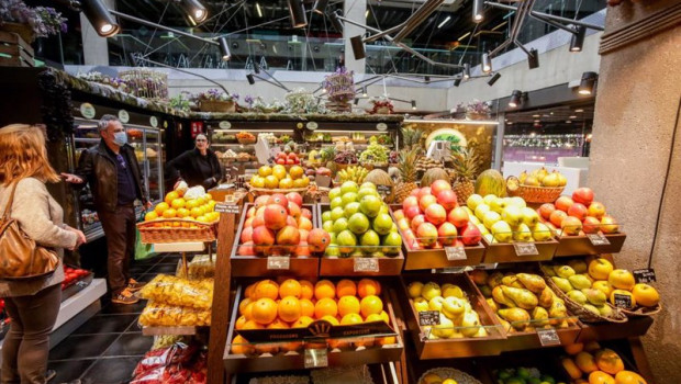 ep archivo   varios clientes hacen la compra en un puesto de fruta en el mercado de san anton en