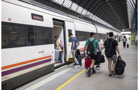 ep archivo   viajeros subiendo a un tren en la estacion de santa justa de sevilla