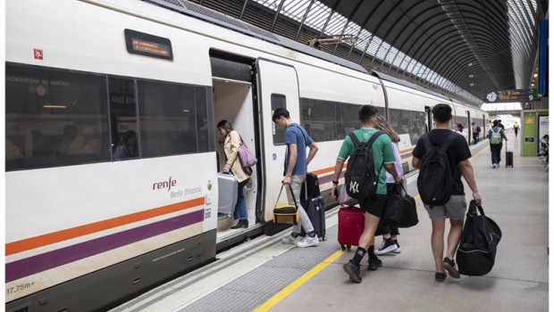 ep archivo   viajeros subiendo a un tren en la estacion de santa justa de sevilla