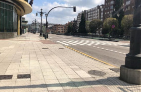 ep calles de oviedo vacias con gente con mascarillas por la calle y haciendo cola para entrar a