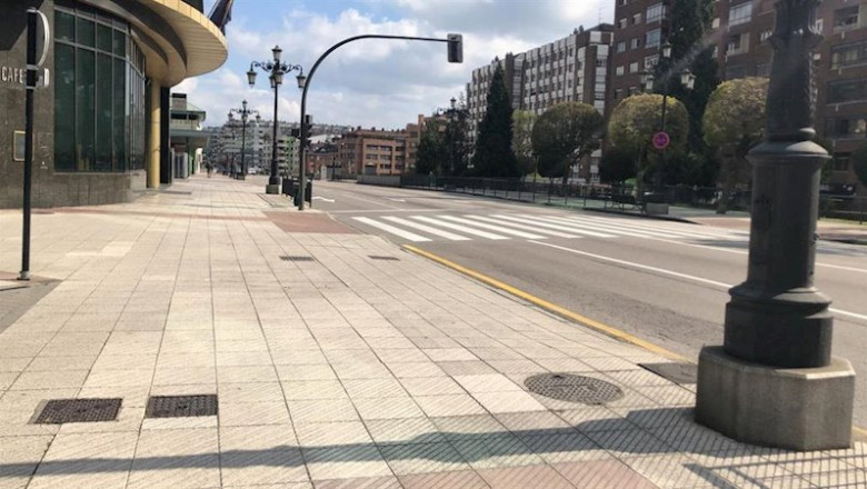 ep calles de oviedo vacias con gente con mascarillas por la calle y haciendo cola para entrar a