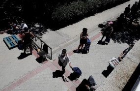 ep colas de personas esperan a las puertas de la parroquia santa maria micaela de madrid para