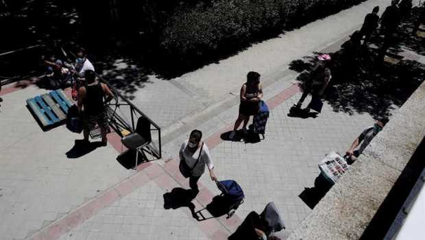 ep colas de personas esperan a las puertas de la parroquia santa maria micaela de madrid para