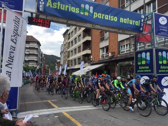 El colombiano Roldán se impone en Pola de Lena y lidera la Vuelta a Asturias | WWW.LAVUELTAASTURIAS.COM ep colombiano roldanimponepolalenalideravueltaasturias