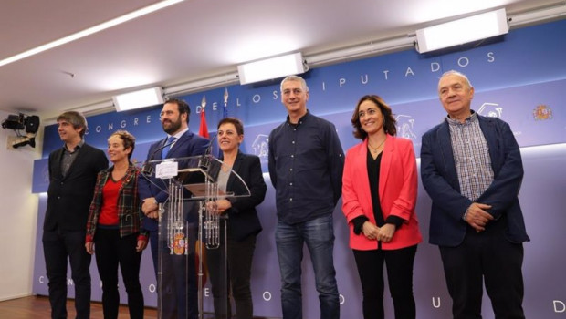ep diputados y senadores de eh-bildu con su portavoz parlamentaria mertxe aizpurua en el centro en