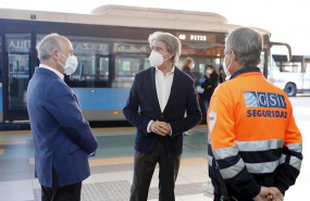 ep el consejero de transportes movilidad e infraestructuras angel garrido habla con un trabajador