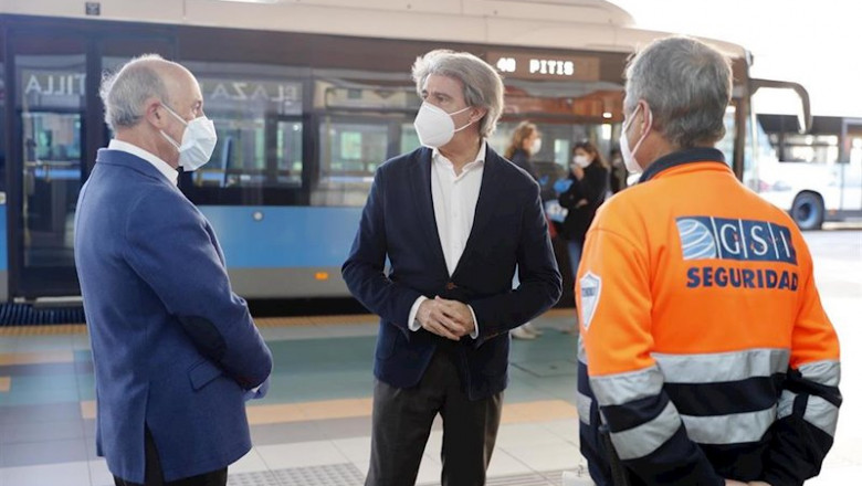 ep el consejero de transportes movilidad e infraestructuras angel garrido habla con un trabajador