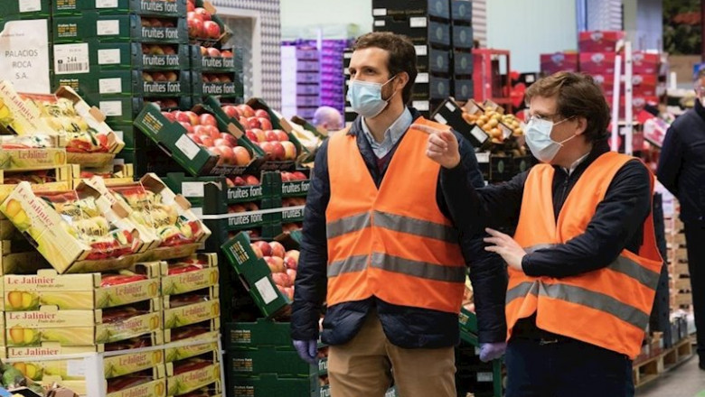 El líder del PP, Pablo Casado, y el alcalde de Madrid, José Luis Martínez Almeida, han visitado esta madrugada Mercamadrid, plataforma de distribución y suministro de alimentos. En Madrid, 24 de abril de 2020. | DAVID MUDARRA (PP) ep el lider del pp pablo casado y el alcalde de madrid jose luis martinez almeida han visitado esta