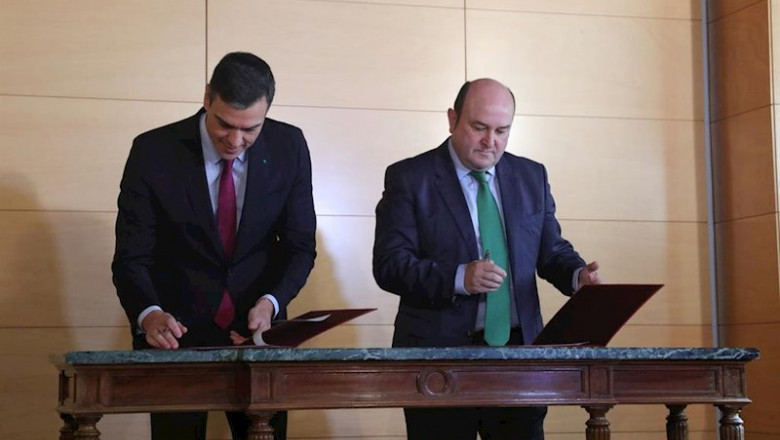 El presidente del Gobierno en funciones, Pedro Sánchez, y el presidente del EBB del PNV, Andoni Ortuzar, firman el acuerdo entre el PSOE y el PNV para la investidura de Pedro Sánchez, en el Congreso de los Diputados | Jesús Hellín - Europa Press ep el presidente del gobierno en funciones pedro sanchez y el presidente del ebb del pnv andoni
