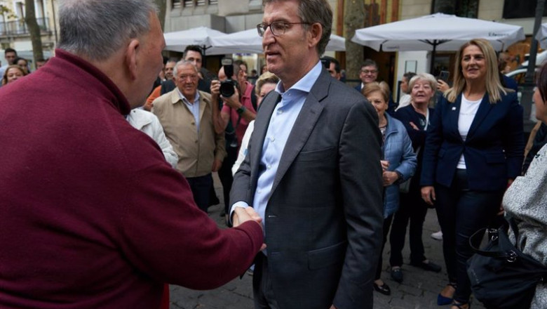 ep el presidente del partido popular pp alberto nunez feijoo saluda a un simpatizante durante un ep el presidente del partido popular pp alberto nunez feijoo saluda a un simpatizante durante un