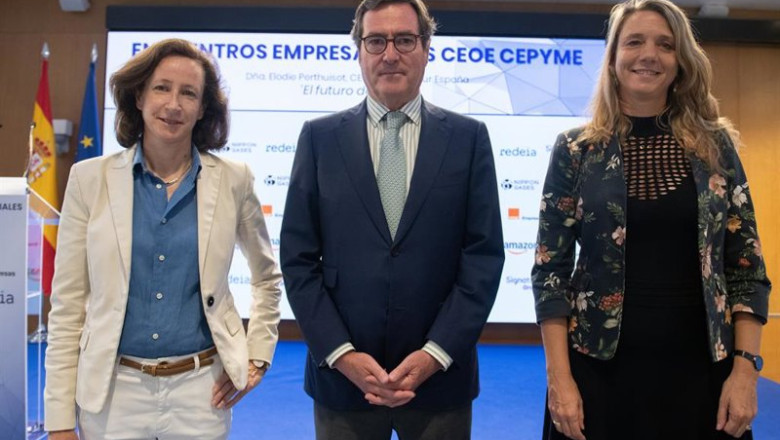 (I-D) La directora ejecutiva de Carrefour España, Elodie Perthuisot; el presidente de la CEOE, Antonio Garamendi y la presidenta de CEPYME, Ángela de Miguel, posan durante un Encuentro Empresarial CEOE-CEPYME, | Fernando Sánchez - Europa Press ep i d la directora ejecutiva de carrefour espana elodie perthuisot el presidente de la ceoe antonio