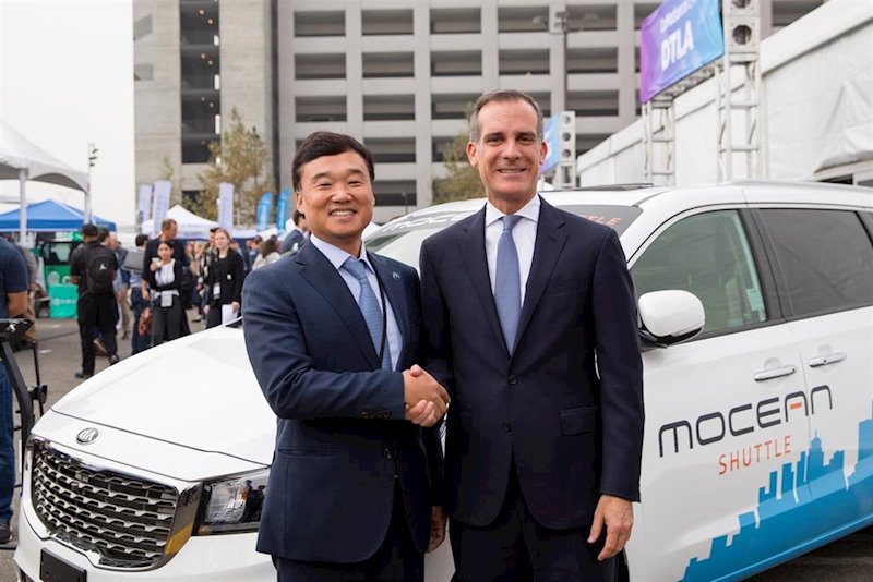 ep kyounglim yun vicepresidente de hyundai motor group y eric garcetti alcalde de los angeles ep kyounglim yun vicepresidente de hyundai motor group y eric garcetti alcalde de los angeles