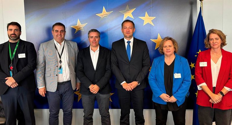 ep la delegacion de upa reunida en bruselas con el comisario de agricultura christophe hanse ep la delegacion de upa reunida en bruselas con el comisario de agricultura christophe hanse