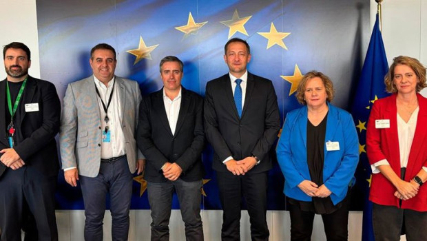 ep la delegacion de upa reunida en bruselas con el comisario de agricultura christophe hanse