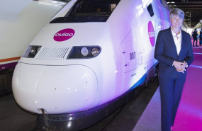 ep la directora de ouigo en espana helne valenzuela en un anden de atocha junto a uno de los modelos
