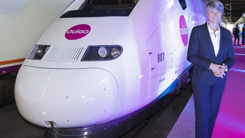 ep la directora de ouigo en espana helne valenzuela en un anden de atocha junto a uno de los modelos