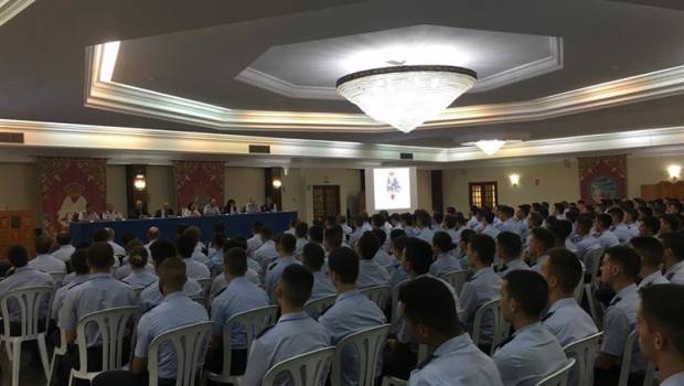 ep la ministra de denfesa en funciones margarita robles se reune con alumnos de la academia del aire